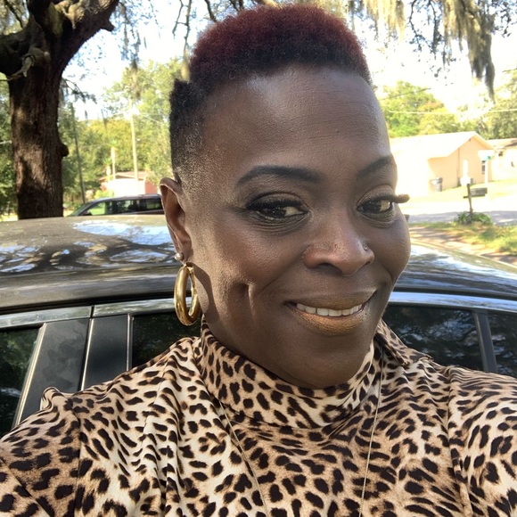 Meet your Posher, Dee - Picture 4 of 7